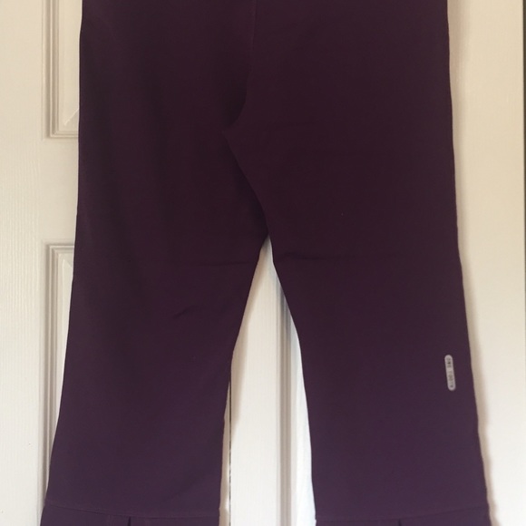One Tooth Split Capri Leggings - Picture 3 of 9